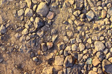 Farklı boyutlarda gri taş.