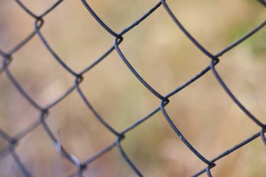 eski paslı örgü. örgü çit