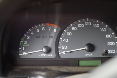 araba panosu. analog hız göstergesi ve takometre