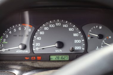 araba panosu. analog hız göstergesi ve takometre