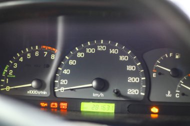 araba panosu. analog hız göstergesi ve takometre