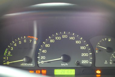 araba panosu. analog hız göstergesi ve takometre