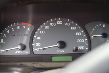 araba panosu. analog hız göstergesi ve takometre