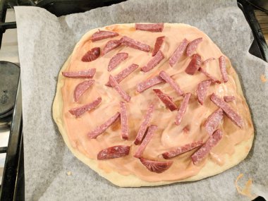 Evde pizza pişirmek. hamur ve pizza topingler