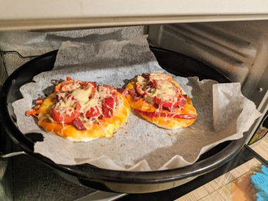 Evde pizza pişirmek. hamur ve pizza topingler