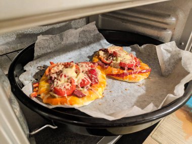 Evde pizza pişirmek. hamur ve pizza topingler