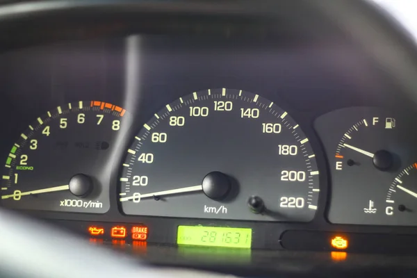 車のダッシュボード アナログスピードメーターとタコメーター — ストック写真
