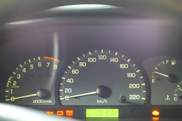 araba panosu. analog hız göstergesi ve takometre