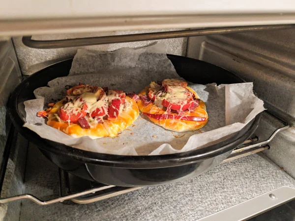 自宅でピザを調理 生地とピザのトッピング — ストック写真