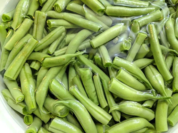 鍋の中の緑豆ポッド — ストック写真