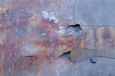 Evin duvarındaki derin çatlak.