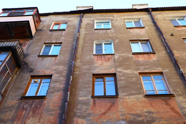 Edificio Muy Antiguo Gran Altura Ventanas Viejas Casa —  Fotos de Stock