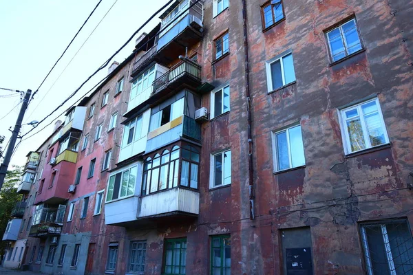 Edificio Muy Antiguo Gran Altura Ventanas Viejas Casa —  Fotos de Stock