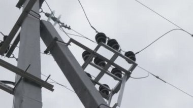 Güç direkleri. Transformatör ve devre kesici. elektrik kabloları ve destekleri