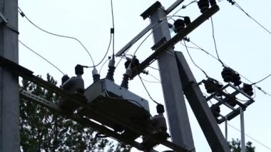 Güç direkleri. Transformatör ve devre kesici. elektrik kabloları ve destekleri