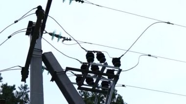 Güç direkleri. Transformatör ve devre kesici. elektrik kabloları ve destekleri