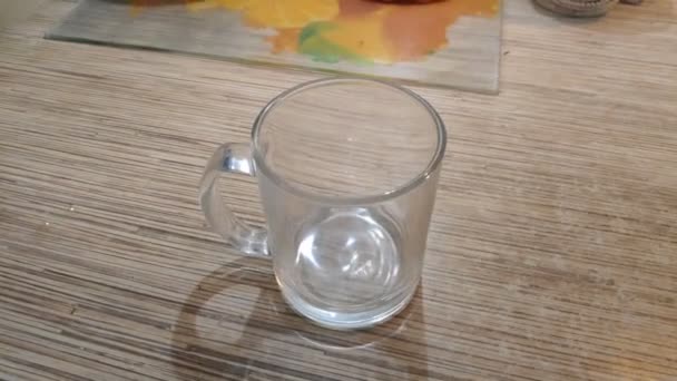 透明なカップの中のケフィアは — ストック動画