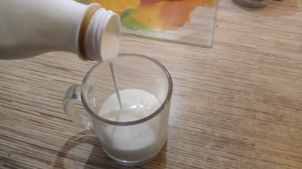 Kefir Einer Transparenten Tasse — Stockvideo