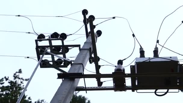 Güç Direkleri Transformatör Devre Kesici Elektrik Kabloları Destekleri — Stok video