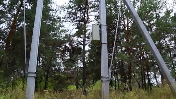 Strommasten Transformator Und Leistungsschalter Elektrische Drähte Und Stützen — Stockvideo