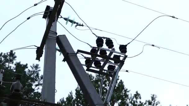 Postes Potencia Transformador Disyuntor Alambres Soportes Eléctricos — Vídeo de stock