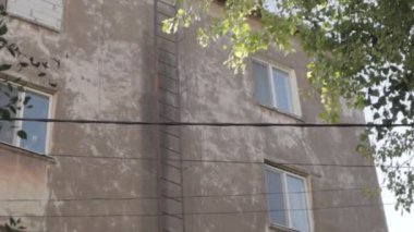 Çok katlı eski bir bina. Yüksek binadaki eski pencereler. Klasik pencere ve balkonlar