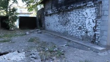 Eski yıkılmış binalar. Şehrin yoksul mahalleleri.