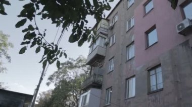Çok katlı eski bir bina. Yüksek binadaki eski pencereler. Klasik pencere ve balkonlar