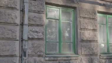 Çok katlı eski bir bina. Yüksek binadaki eski pencereler. Klasik pencere ve balkonlar