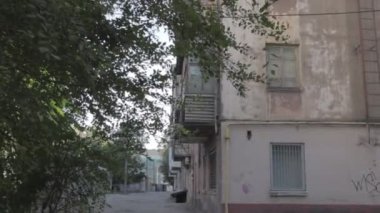 Çok katlı eski bir bina. Yüksek binadaki eski pencereler. Klasik pencere ve balkonlar