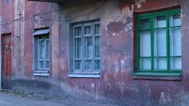 Oud Gebouw Met Meerdere Verdiepingen Oude Ramen Een Hoogbouw Vintage — Stockvideo