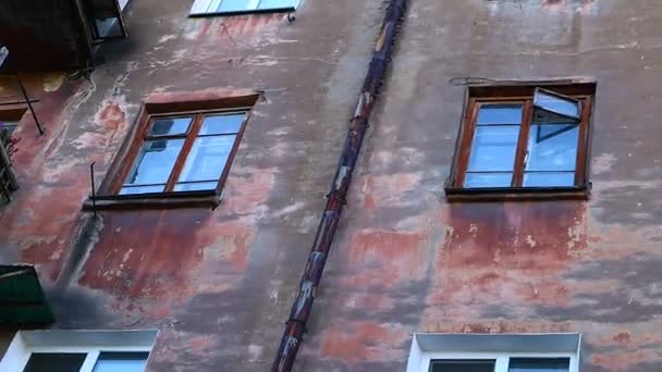 古いマルチ階建ての建物 高層ビルの古い窓 ヴィンテージの窓やバルコニー — ストック動画