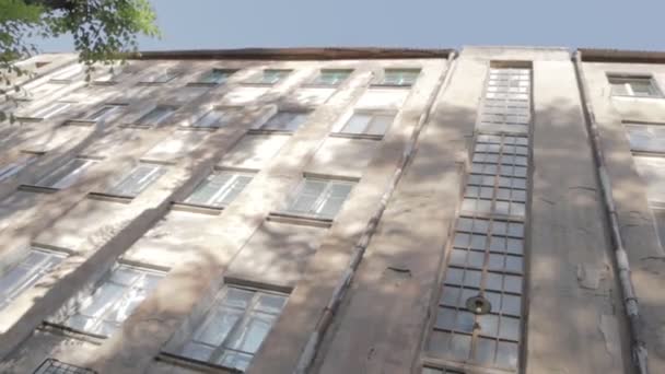 Vecchio Edificio Più Piani Vecchie Finestre Grattacielo Finestre Balconi Vintage — Video Stock