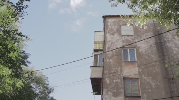 Çok Katlı Eski Bir Bina Yüksek Binadaki Eski Pencereler Klasik — Stok video