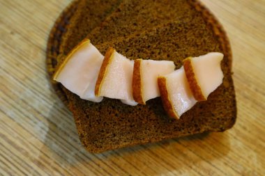 Domuz pastırmalı kahverengi ekmek. Pastırmalı sandviç.