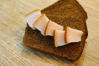 Domuz pastırmalı kahverengi ekmek. Pastırmalı sandviç.