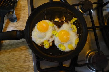 Tavada kızarmış yumurta..