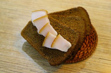 Domuz pastırmalı kahverengi ekmek. Pastırmalı sandviç.