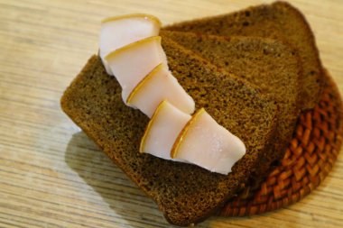 Domuz pastırmalı kahverengi ekmek. Pastırmalı sandviç.