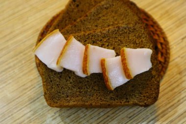 Domuz pastırmalı kahverengi ekmek. Pastırmalı sandviç.