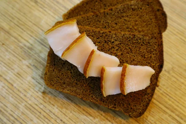 Pão Castanho Com Bacon Sanduíche Com Bacon — Fotografia de Stock