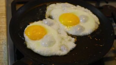 Tavada kızarmış yumurta.