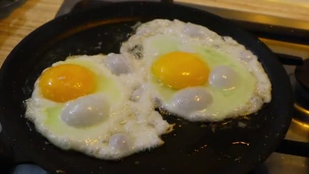 Oeufs Frits Dans Une Poêle — Video