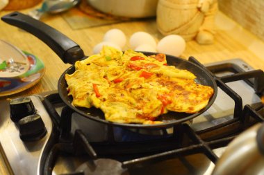 Tavada kızarmış yumurta. Ev yapımı yemek..