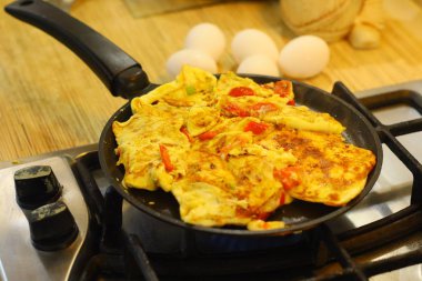 Tavada kızarmış yumurta. Ev yapımı yemek..