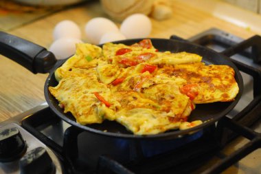 Tavada kızarmış yumurta. Ev yapımı yemek..