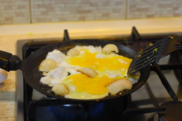 Tavada Kızarmış Yumurta Yapımı Yemek — Stok fotoğraf