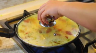Tavada kızarmış yumurta. Evde sahanda yumurta pişirmek.