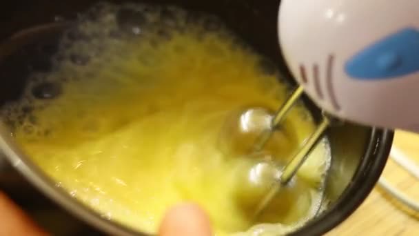 Karıştırıcı Yumurta Çırpıyor Omlet Pişiriyorum — Stok video