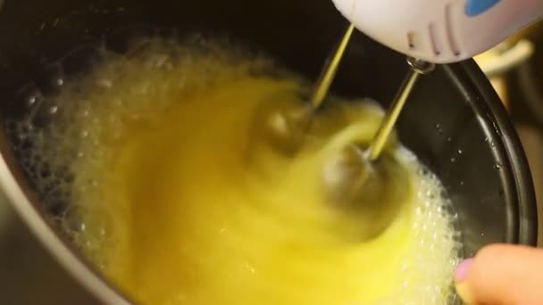 搅拌器搅拌鸡蛋 煮煎蛋卷 — 图库视频影像